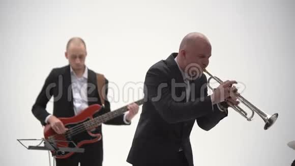乐队中的低音吉他手和小号手视频的预览图