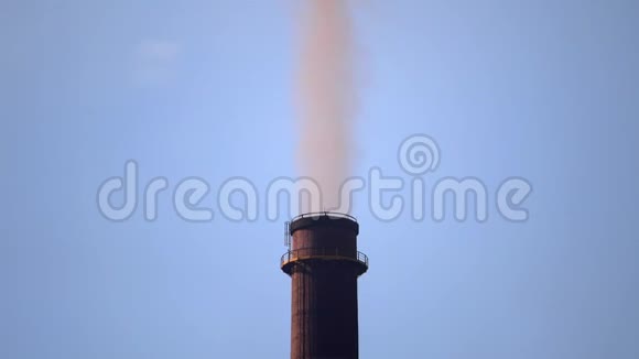 蓝天上的工业烟囱和空气中有毒燃烧的痕迹视频的预览图
