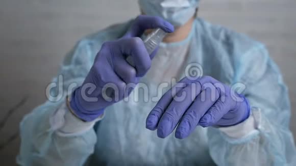 一位戴橡胶手套的护士在她的手上喷洒消毒剂特写护士喷出手消毒剂溶液视频的预览图