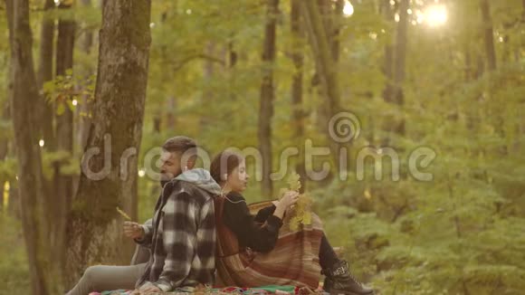 快乐的秋天情侣相爱浪漫和爱情故事有趣的复古夫妇玩得很开心一起享受美好的周末视频的预览图