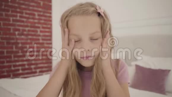 漂亮的白人女孩皮肤浅眼睛灰色坐在卧室里固定她的头发和着色嘴唇青年视频的预览图