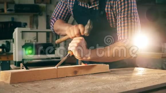 木材是由工匠手工加工的从事木工工作的工匠视频的预览图