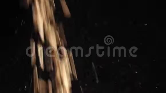 燕麦颗粒从顶部滑落低调宏观视频的预览图