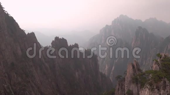 从黄山飞过岩的角度看全景被称为黄山安徽中国视频的预览图