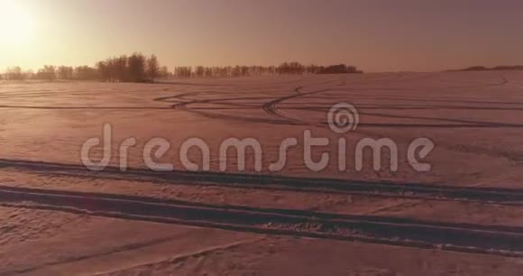 无人驾驶飞机观看寒冷的冬季景观北极的田野覆盖着霜雪的树木和清晨的阳光视频的预览图