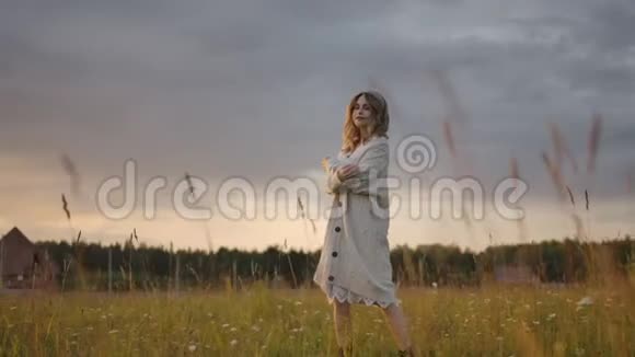 性感女人抱着双臂漫步在田野视频的预览图