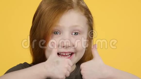 特写小女孩用手势示意两个手指示意动作缓慢视频的预览图