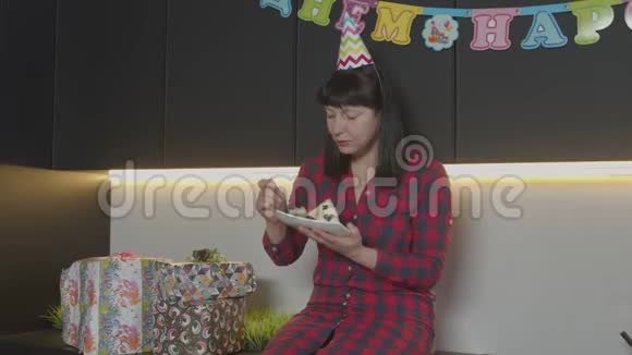 女人独自在家厨房吃生日蛋糕视频的预览图