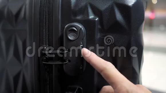 人手在手提箱组合锁上输入密码视频的预览图