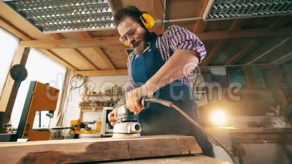 木工用男工机械打磨木材从事木工工作的工匠视频的预览图