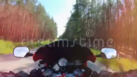 一辆自行车在森林中行驶时的第一人称视野视频的预览图