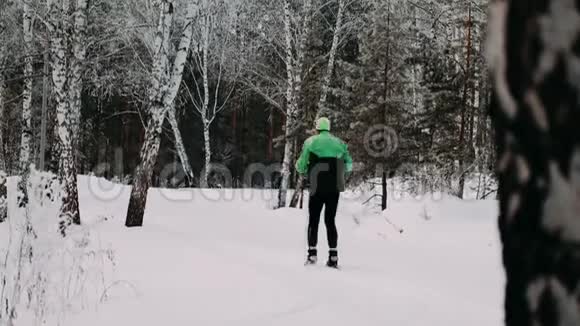 冬季滑雪滑雪冬天从山上滑雪视频的预览图