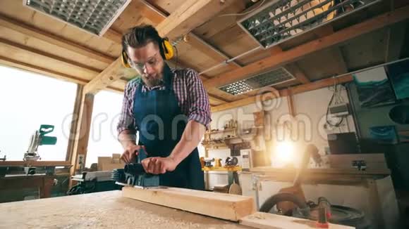 木头是由一个男木匠锯的视频的预览图