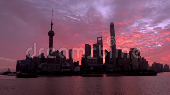 中国上海陆家嘴天际线和黄浦江上空日出视频的预览图