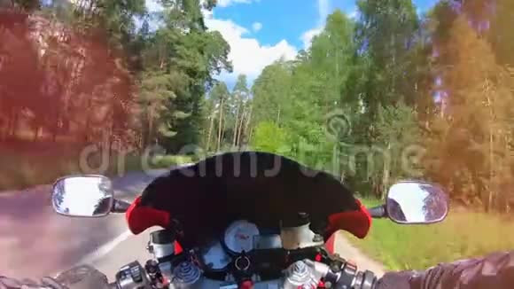一辆摩托车在第一人称视野中行驶的森林道路POV比克骑在乡间小路上视频的预览图