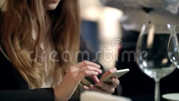 女性在餐厅用手机付账咖啡厅的移动支付视频的预览图
