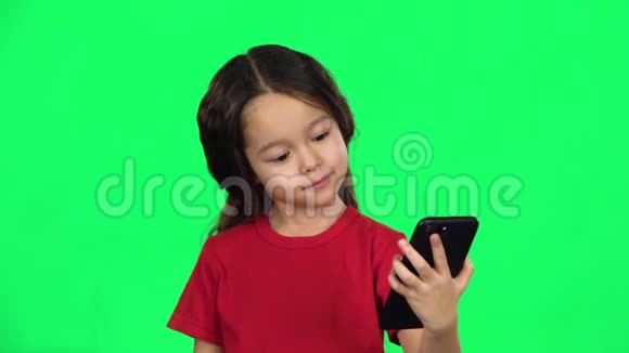 小黑头发的女孩用视频电话打电话慢动作视频的预览图