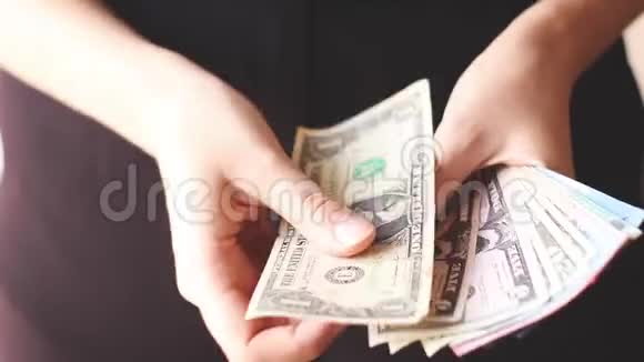 女旅行者手用不同的货币兑换现金视频的预览图