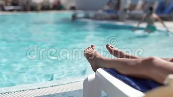 在豪华酒店水疗中心的游泳池里放松身心的女性腿视频的预览图