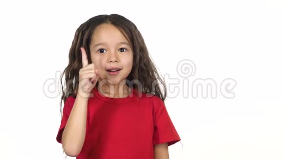 婴儿显示一个想法然后拇指向上的白色背景慢动作视频的预览图