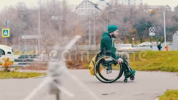 坐轮椅的残疾人试图驾驶轮椅越过街道上的一个坡道但却向后倒退视频的预览图