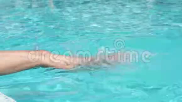 游泳池水中的女性腿视频的预览图