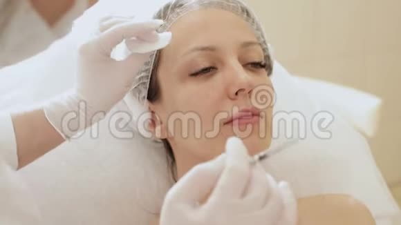 美容师在手套上动手制作女性皮肤老化注射视频的预览图