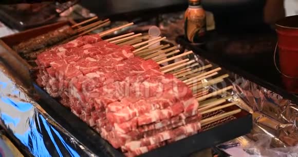 在集市的食品市场吃肉视频的预览图