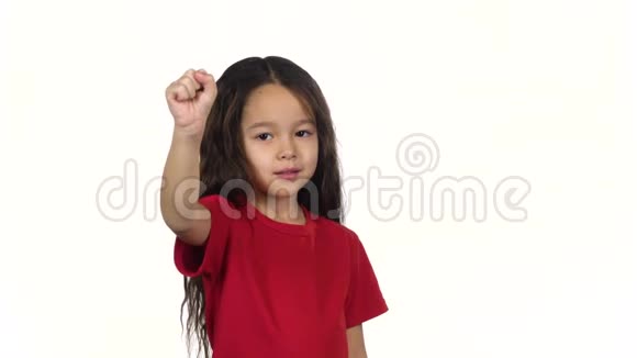 孩子数着手指她的手在白色的背景上慢动作视频的预览图