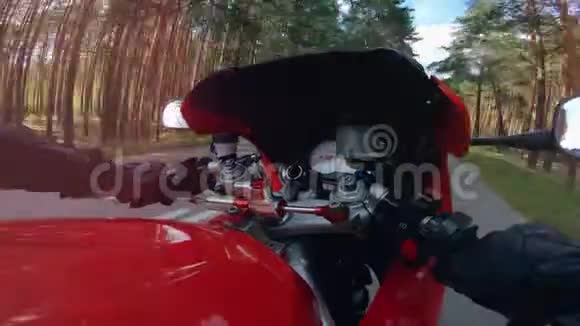 POV比克骑在乡间小路上驾驶时的摩托车及其控制面板视频的预览图