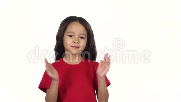布鲁内特女孩拍了拍白色背景的手慢动作视频的预览图