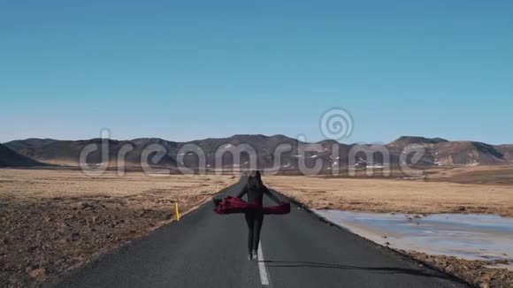女孩跑在空荡荡的路上视频的预览图