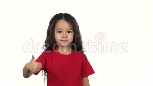 肖像聪明的孩子在白色背景上竖起大拇指慢动作视频的预览图