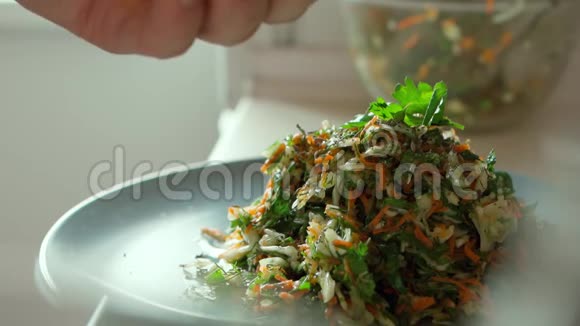 在纯素沙拉中加入香料和干菜视频的预览图