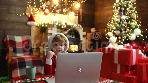 圣诞节网购网上商店网上圣诞商店打折圣诞老人帽子上戴着礼物的快乐可爱的孩子视频的预览图