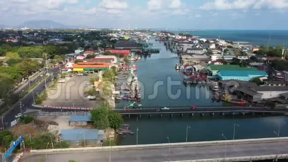 泰国东部雷贡河码头浮渔船鸟瞰图视频的预览图
