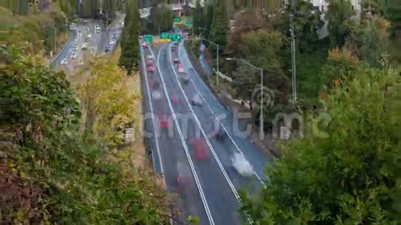 26号高速公路繁忙交通进入俄勒冈州波特兰市中心1080p视频的预览图