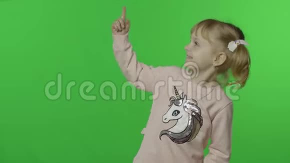 穿独角兽运动衫的女孩用手在某件事上情绪激动视频的预览图