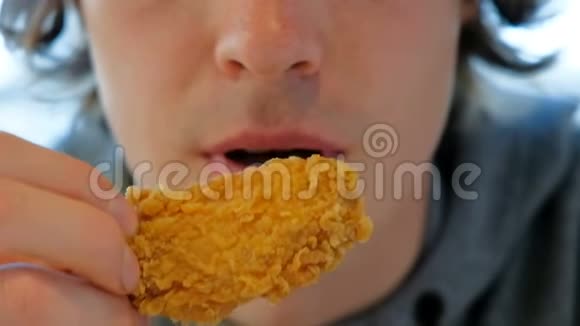 穿着灰色连帽衫的家伙吃黄五味快餐鸡肉视频的预览图