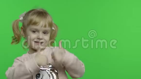 穿独角兽运动衫的女孩童秀竖起大拇指色度键视频的预览图