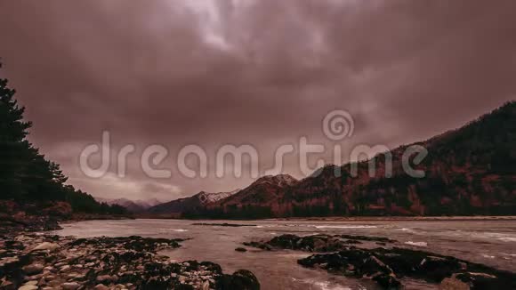 山林附近一条河流的时间流逝巨大的岩石和快速的云层移动视频的预览图