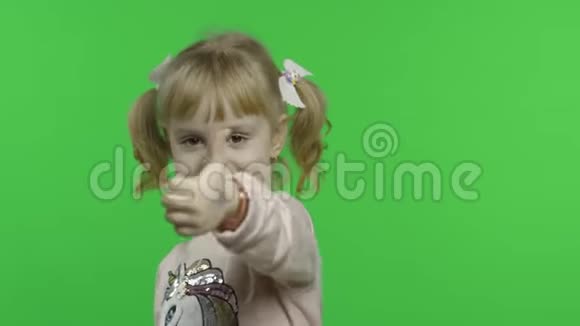 穿独角兽运动衫的女孩童秀竖起大拇指色度键视频的预览图