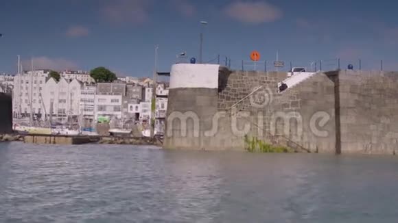 在港口附近水域建造的混凝土堡垒视频的预览图