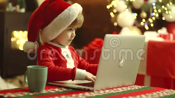 圣诞快乐新年快乐有笔记本电脑的圣诞小孩家庭圣诞气氛快乐可爱的孩子视频的预览图