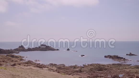 一片石质海滩的景观正对着地平线视频的预览图