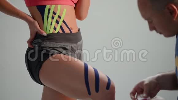 女孩膝盖上带子视频的预览图