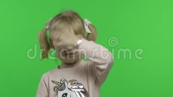 穿着独角兽运动衫的积极女孩挥舞着双手四岁快乐的孩子视频的预览图