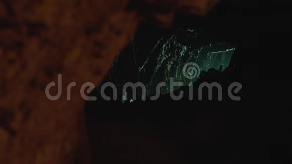 地下洞室远处的一道光视频的预览图