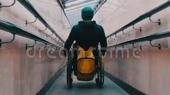 坐在轮椅上的残疾人在地铁里沿着长长的特殊坡道视频的预览图