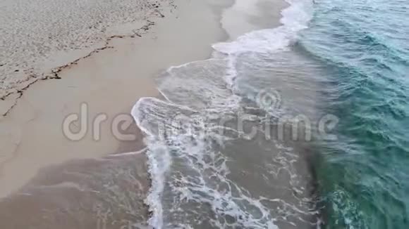 天堂沙滩上的淡水海水视频的预览图